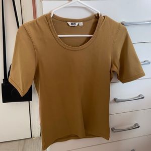 Uniqlo brown T-shirt